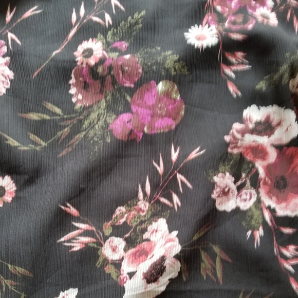 RW&CO Floral Blouse - Picture 10 of 12